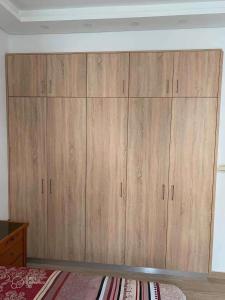 um grande armário de madeira num quarto com uma cama em Best place Mahdia, Sea and Downtown em Mahdia
