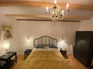 ヴルサルにあるGuesthouse Ribaのベッドとシャンデリアのある寝室