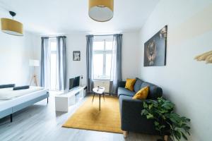 a living room with a couch and a tv at FullHouse - Erfurt - M18 Apartments - Fahrstuhl - SmartTV - Marktlage in Erfurt