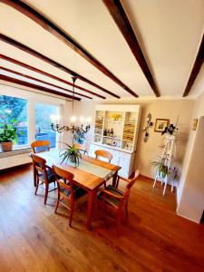 諾伊馬根–德赫龍的住宿－Ferienhaus Dhrontal，一间带木桌和椅子的用餐室