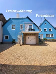 Das Gebäude in dem sich das Ferienhaus befindet