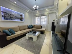 salon z kanapą i stolikiem kawowym w obiekcie Tirana New Bazaar - Apartment no•2 w Tiranie
