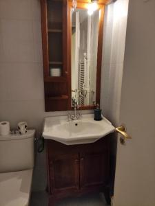 A bathroom at Seven Seconds Away Apartment