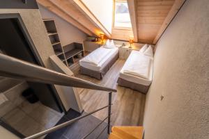 einen Blick über ein kleines Zimmer mit 2 Betten in der Unterkunft The Guesthouse by The Hey Hotel in Interlaken