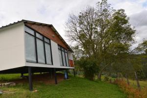 uma pequena casa em exposição num campo em CABAÑAS SALEKA Paipa 