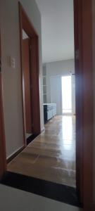 an empty room with an open door and a hallway at Apartamento Jardins Ubatuba in Ubatuba