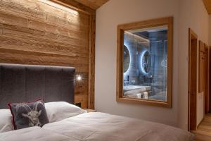 سرير أو أسرّة في غرفة في Boutique Hotel Schraemli's Lengmatta