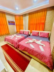 Duas camas sentadas uma ao lado da outra num quarto em White Suites Hotel İstanbul em Istambul