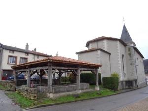 einen Pavillon vor einem Gebäude mit einer Kirche in der Unterkunft maison en pierre avec balnéo entre Toul et nancy 