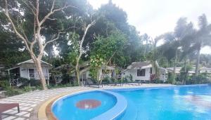 ein Pool vor einem Haus in der Unterkunft White house bailan resort in Ko Chang