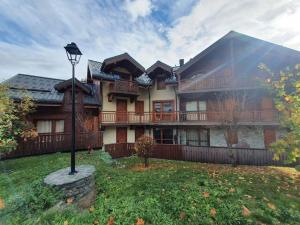una casa grande con una valla en el patio en Chalet de la Grand Vy : Appart 6/7 personnes., en Valloire