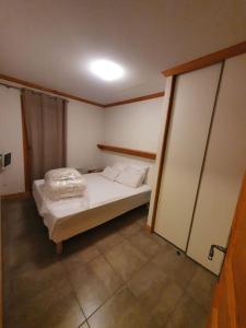 ein kleines Schlafzimmer mit einem Bett in einem Zimmer in der Unterkunft Chalet de la Grand Vy : Appart 6/7 personnes. in Valloire