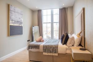 Un dormitorio con una cama grande y una ventana en Luxury 2 Bedroom Apartment Near Train Station, en Welwyn Garden City