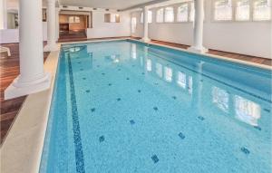una gran piscina de agua azul en Beautiful Home In Lamorlaye With Wifi, en Lamorlaye