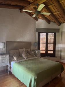 1 dormitorio con 1 cama y ventilador de techo en Casa H6 en Maipú