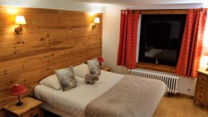 a bedroom with a bed and a wooden wall at Domaine de l'Olifant in Champanges
