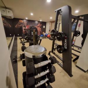 een kamer met een fitnessruimte met een camera en een trommel bij Eco Resort - Praia dos Carneiros - ao lado da Igrejinha 227 in Tamandaré