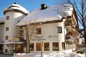 Dachstein West Hotel GmbH-Kirchenwirt Russbach зимой