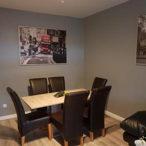 ein Esszimmer mit einem Holztisch und Stühlen in der Unterkunft Flensburg Strandnah in Flensburg