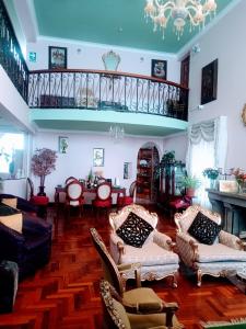 una sala de estar con muebles y una escalera. en Residencial Belle Maison, en Cusco