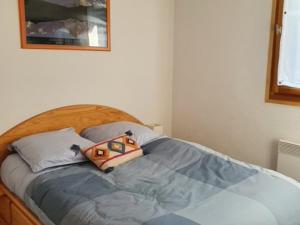 Una cama con dos almohadas encima. en Appartement Samoëns, 3 pièces, 4 personnes - FR-1-629-101, en Samoëns