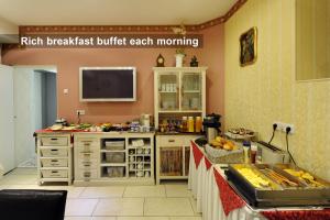 - une cuisine avec un comptoir avec de la nourriture dans l'établissement Fair Hotel Villa Diana, à Francfort-sur-le-Main