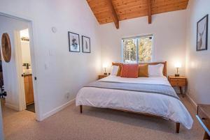 a bedroom with a large bed and a window at Three Rivers Basecamp - Meredith Lodging in Sunriver