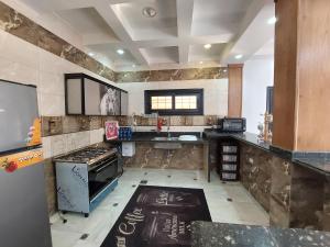 uma cozinha com um fogão e uma bancada em فيلا ايجار فى الإسكندرية بجوار مطار برج العرب كينج مريوط em King Mariout