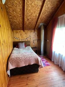 En eller flere senge i et værelse på Cabaña Pangue Hornopirén