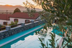 una villa con piscina en un resort en Tourist Farm Škerlj, en Dutovlje
