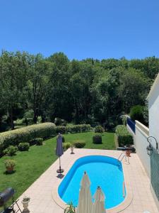 una piscina en medio de un patio en Maison de ville confortable avec piscine, en Pons