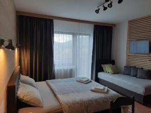 Un pat sau paturi într-o cameră la Mrdja Apartments