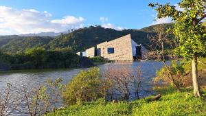 un bâtiment situé sur le bord d'une rivière dans l'établissement Stay Homestay, à Toucheng