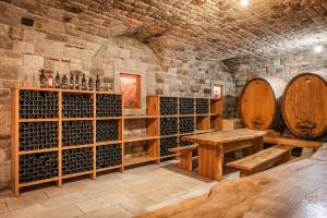 una bodega con un montón de botellas de vino en Tourist Farm Škerlj en Dutovlje