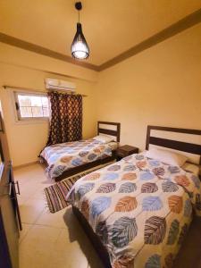 Ένα ή περισσότερα κρεβάτια σε δωμάτιο στο lucky house Dahab