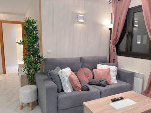 a living room with a gray couch with pillows on it at Increíbles Vistas PRINCESA - Apartamento para 6 personas in Pas de la Casa