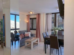 パス・ダ・ラ・カザにあるIncreíbles Vistas PRINCESA - Apartamento para 6 personasのリビングルーム(ソファ、テーブル、椅子付)