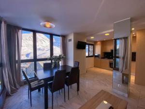 uma sala de jantar com mesa e cadeiras e uma cozinha em Increíbles Vistas PRINCESA - Apartamento para 6 personas em Pas de la Casa