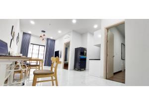 cocina y sala de estar con mesa y sillas en Luxury Apartment - Charm Ruby, Di An, en Dĩ An