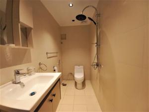 y baño con lavabo y aseo. en Sur Hotel en Sur