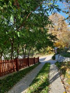 een houten hek naast een weg met bomen bij Mrdja Apartments in Kolašin