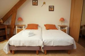 ルマンにあるChambre D'hôtes Francine et Gérardのベッドルーム1室(隣り合わせのベッド2台付)