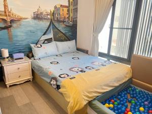 台南市にあるHaianStayの川の景色を望むベッドルーム1室(ベッド1台付)