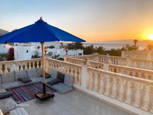 - un parasol sur le balcon offrant une vue sur l'océan dans l'établissement lucky house Dahab, à Dahab