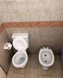 y baño con aseo y bidet. en ALOJAMIENTOS CHAJARÍ (dentro de Parque Termal) en Chajarí