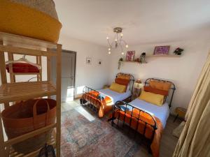 een slaapkamer met 2 bedden en een stapelbed bij la maison des chapeliers in Carcassonne