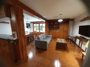 Casa de Huéspedes Silvana في سان مارتين دي لوس أندس: غرفة معيشة مع أريكة وطاولة
