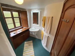 a small bathroom with a sink and a toilet at Quinta Perpetua, Casa Corvo in Alto do Sul