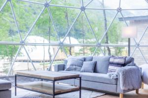 O zonă de relaxare la mokki STARDUST GLAMPING