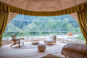O zonă de relaxare la mokki STARDUST GLAMPING